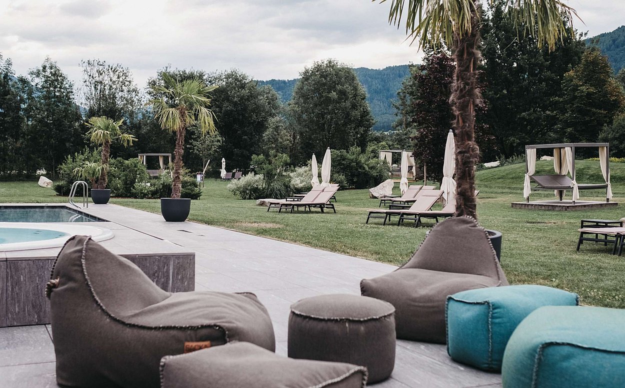 Spa Hotel Kronplatz: Rudolf, where happiness is at home Take a walk in Rudolf's garden, admire the beauty of nature. Bathe in the heated outdoor pool or the warmth of the whirlpool in your spa hotel Kronplatz.